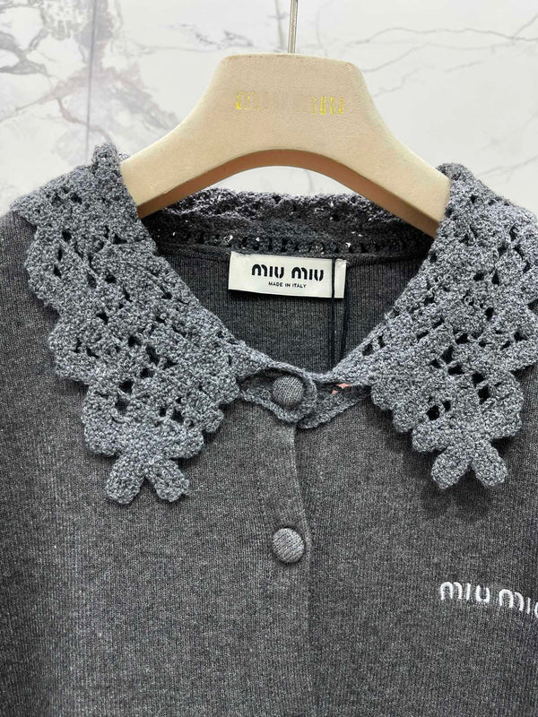 Miumiu 2025 Cardigan en Maille Anti-Âge en Laine avec Col Crochet Ajouté