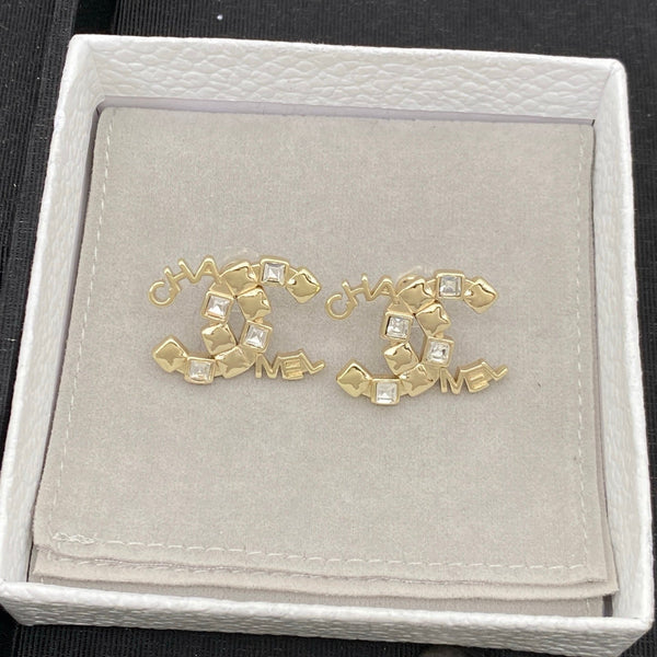 Boucles d'oreilles clous dorées et ornées de cristaux