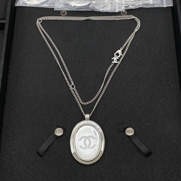 Collier Chanel pendentif ovale CC argenté