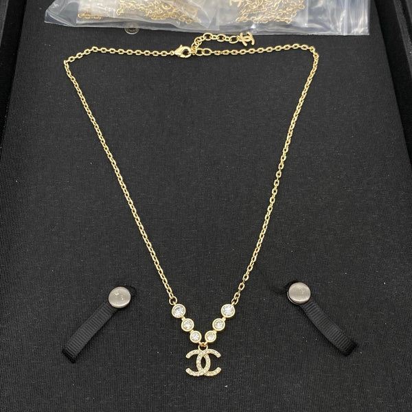 Collier Chanel pendentif CC doré