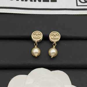 Boucles d'oreilles Chanel CC perle