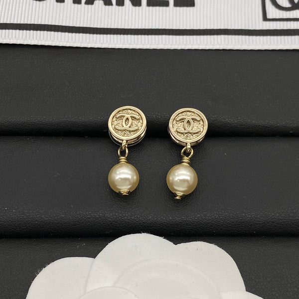 Boucles d'oreilles Chanel CC perle