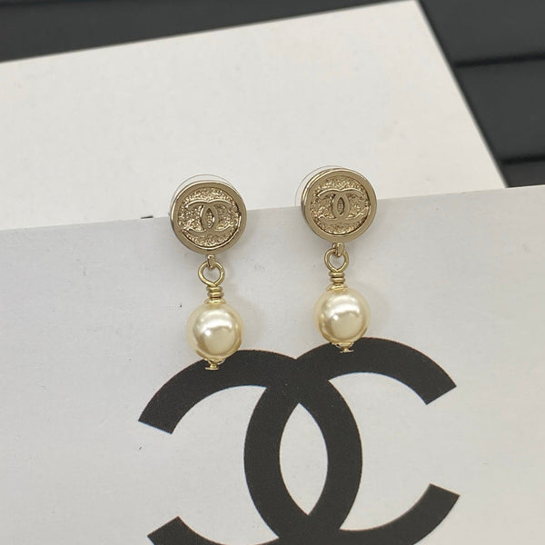 Boucles d'oreilles Chanel CC perle