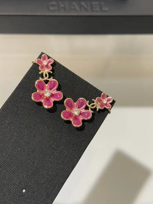 Boucles d'oreilles Chanel double C en cristal rose fleur et strass
