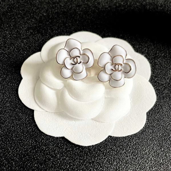 Boucles d'oreilles CC Camellia Double C en or blanc