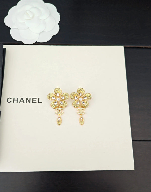 Boucles d'oreilles en or avec double C et fleurs en diamant