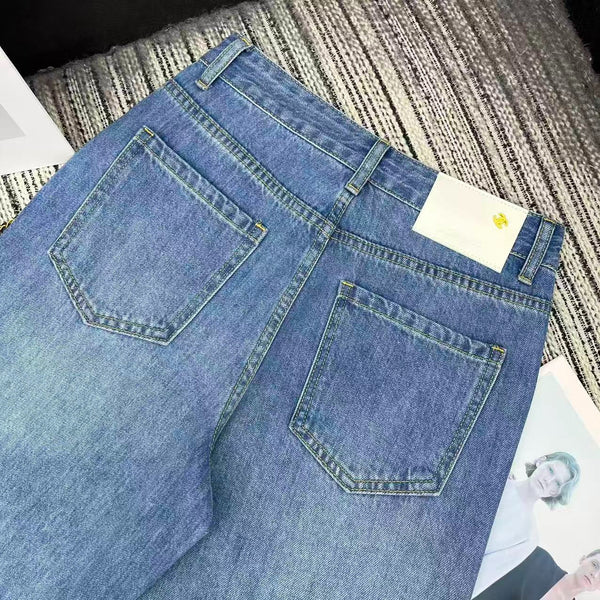 Jean droit Chanel 2026 avec logo double C et ornements en strass