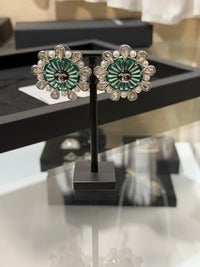 Boucles d'oreilles Chanel flocon de neige en cristal, perles et émail vert ajouré, collection 2026