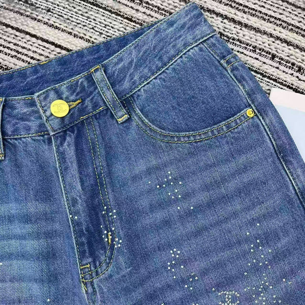 Jean droit Chanel 2026 avec logo double C et ornements en strass