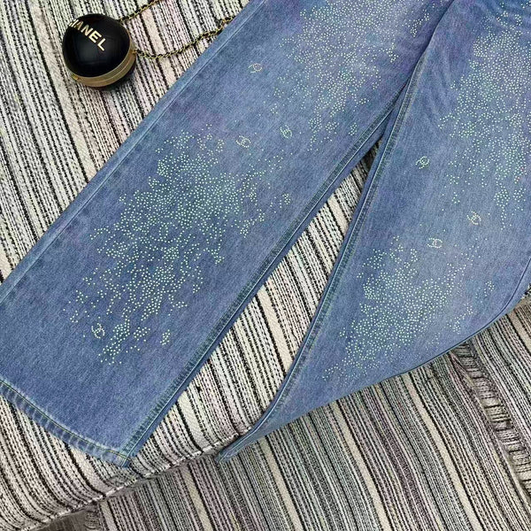 Jean droit Chanel 2026 avec logo double C et ornements en strass