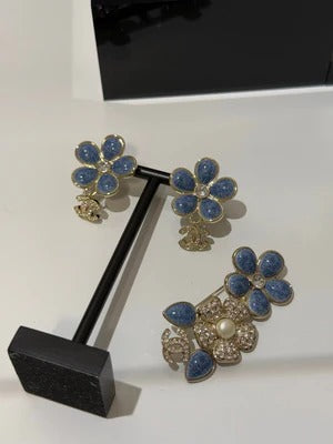 Boucles d'oreilles CC 2026 en émail denim fleur cristal doré clair et diamant