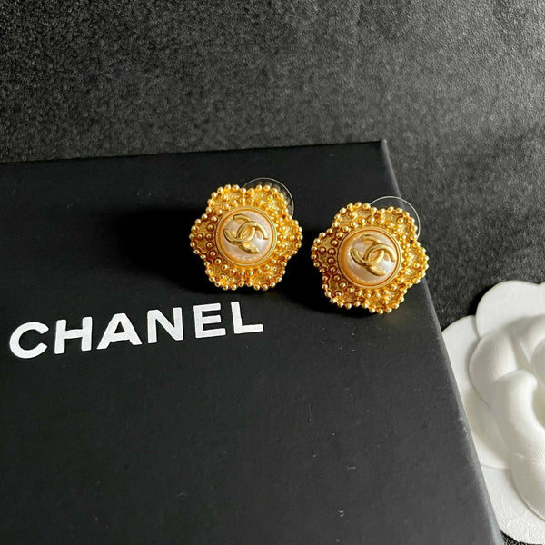 Boucles d'oreilles pendantes CC Fleur double C en or