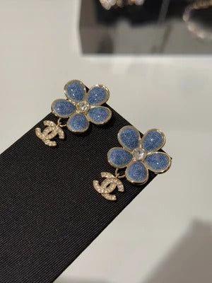 Boucles d'oreilles CC 2026 en émail denim fleur cristal doré clair et diamant