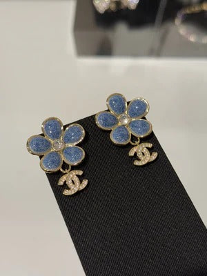 Boucles d'oreilles CC 2026 en émail denim fleur cristal doré clair et diamant