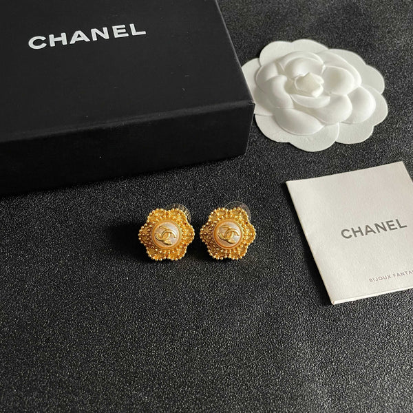 Boucles d'oreilles pendantes CC Fleur double C en or
