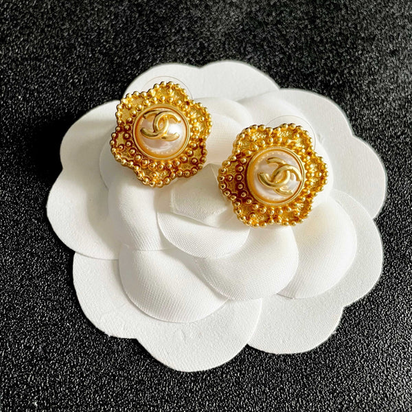 Boucles d'oreilles pendantes CC Fleur double C en or