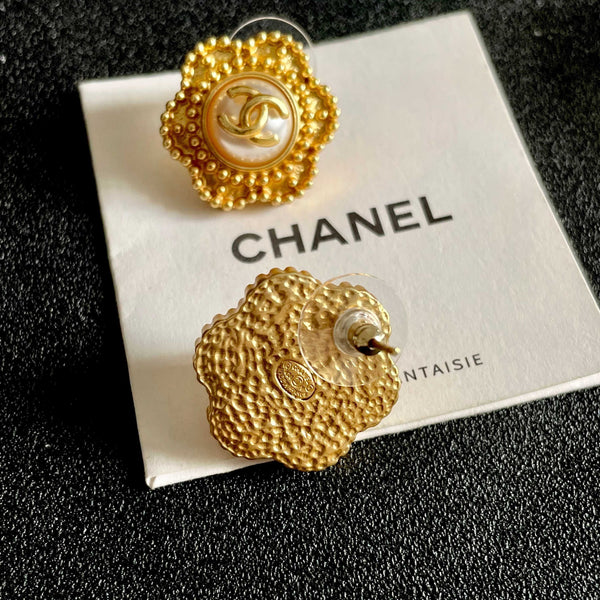 Boucles d'oreilles pendantes CC Fleur double C en or