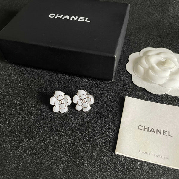 Boucles d'oreilles CC Camellia Double C en or blanc