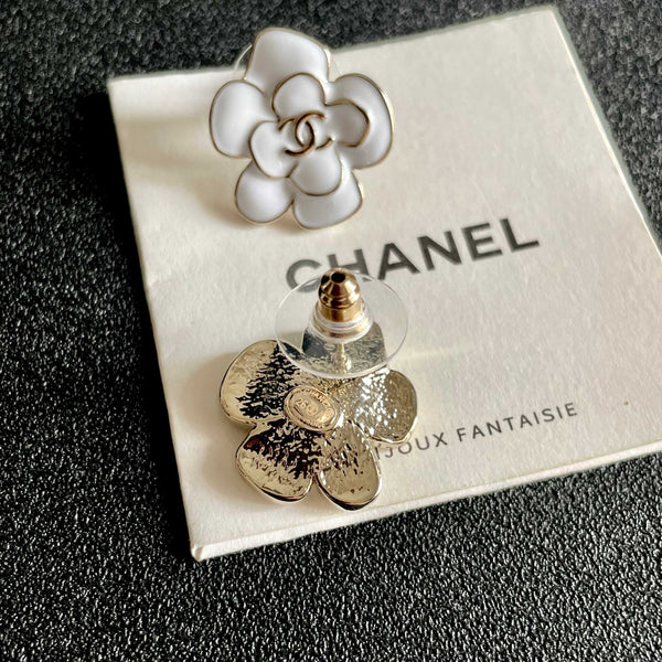 Boucles d'oreilles CC Camellia Double C en or blanc