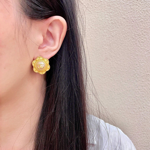 Boucles d'oreilles pendantes CC Fleur double C en or