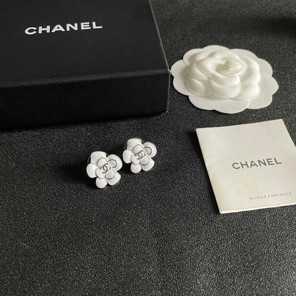 Boucles d'oreilles CC Camellia Double C en or blanc