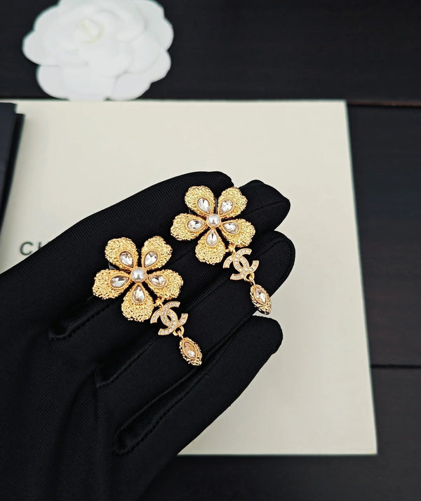Boucles d'oreilles en or avec double C et fleurs en diamant