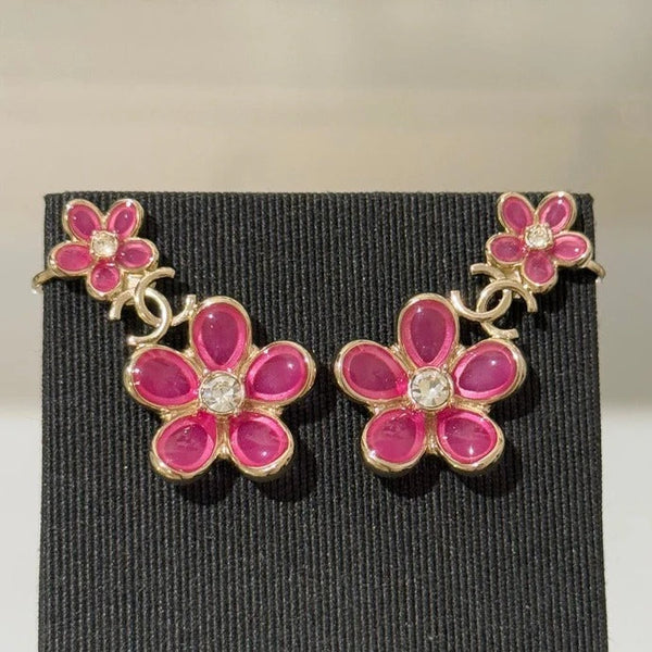 Boucles d'oreilles Chanel double C en cristal rose fleur et strass