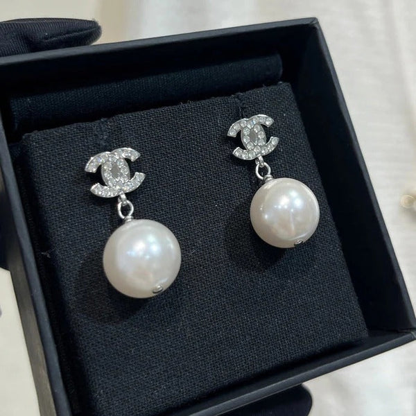 Boucles d'oreilles pendantes Chanel 2026 double C entièrement serties de diamants et de perles