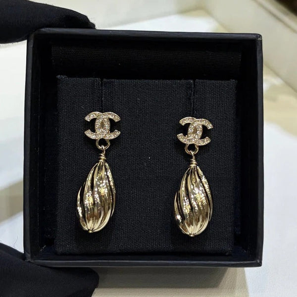 Boucles d'oreilles Chanel 2026 en or, entièrement pavées de diamants, double C, trèfle porte-bonheur et cristaux