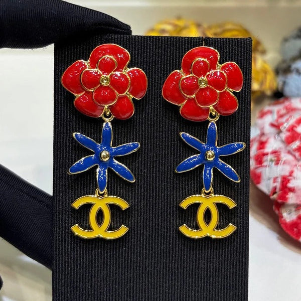Boucles d'oreilles pendantes longues Chanel 2026 Fleur émaillée Double C dorée