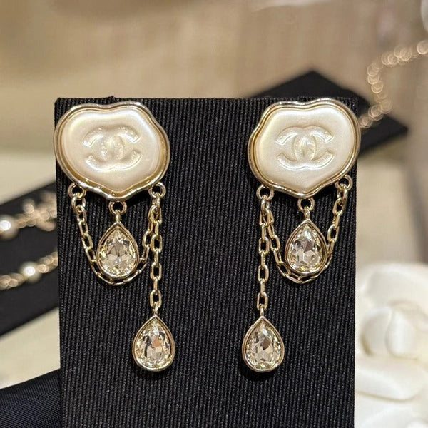 Boucles d'oreilles Chanel Cloud Double C en résine, doubles larmes de cristal, pampilles chaîne dorée claire