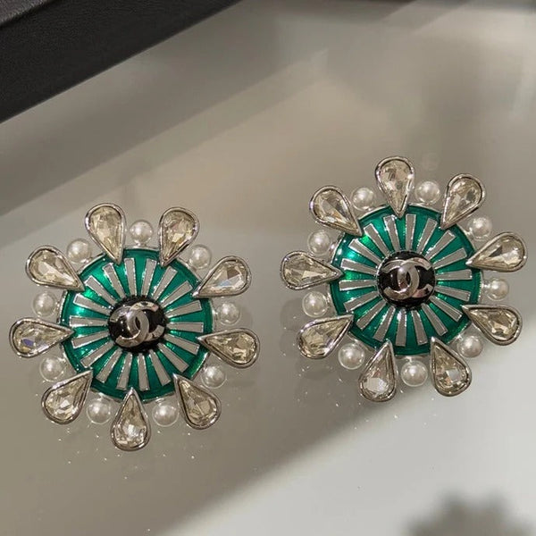 Boucles d'oreilles Chanel flocon de neige en cristal, perles et émail vert ajouré, collection 2026