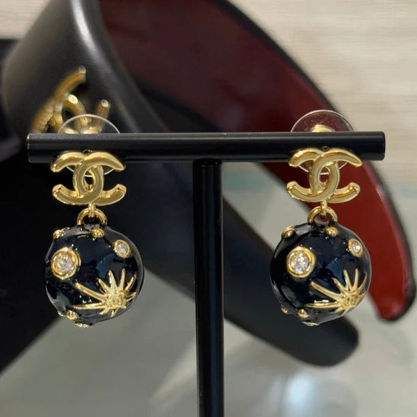 Boucles d'oreilles Chanel 2026 en émail bleu profond, sphère, strass, étoile, double C, univers, planète
