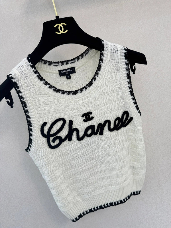Chanel 2026 Gilet en laine blanc et noir avec logo brodé 364271