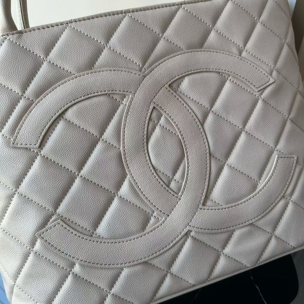 CC 2026 Medallion Tote Bag 30cm Light Grey Caviar Cowhide