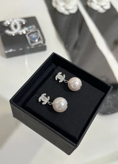 Boucles d'oreilles pendantes Chanel 2026 double C entièrement serties de diamants et de perles
