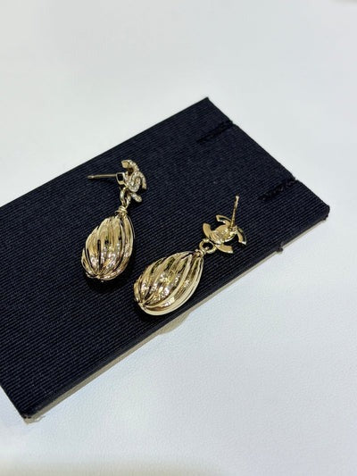 Boucles d'oreilles Chanel 2026 en or, entièrement pavées de diamants, double C, trèfle porte-bonheur et cristaux