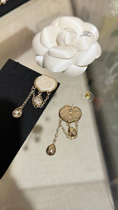 Boucles d'oreilles Chanel Cloud Double C en résine, doubles larmes de cristal, pampilles chaîne dorée claire