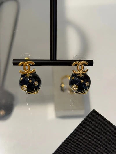 Boucles d'oreilles Chanel 2026 en émail bleu profond, sphère, strass, étoile, double C, univers, planète