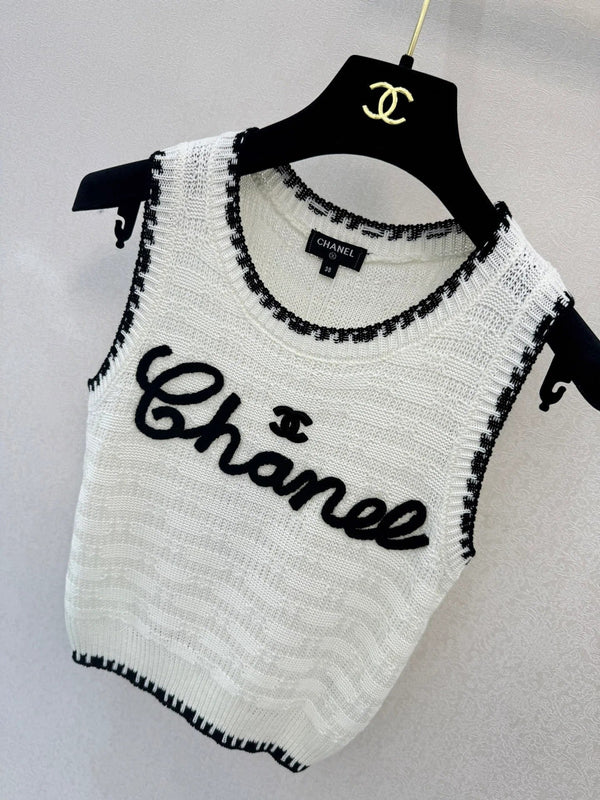 Chanel 2026 Gilet en laine blanc et noir avec logo brodé 364271