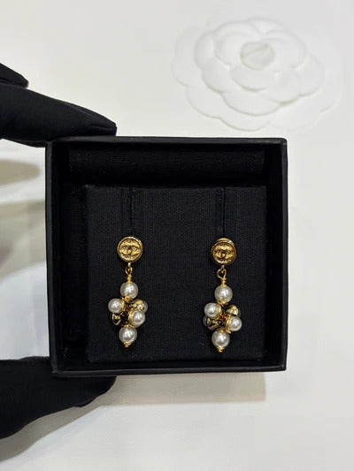 Boucles d'oreilles Chanel 2026 en argent, double C et fleurs de perles