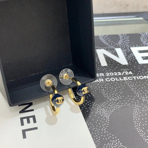 Boucles d'oreilles créoles doubles C à bille en émail bleu marine Chanel 2026