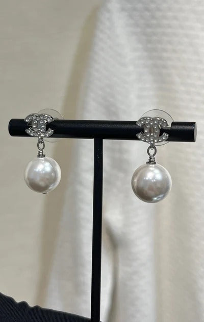 Boucles d'oreilles pendantes Chanel 2026 double C entièrement serties de diamants et de perles