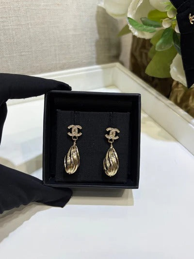Boucles d'oreilles Chanel 2026 en or, entièrement pavées de diamants, double C, trèfle porte-bonheur et cristaux