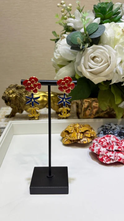 Boucles d'oreilles pendantes longues Chanel 2026 Fleur émaillée Double C dorée