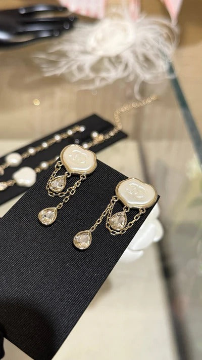 Boucles d'oreilles Chanel Cloud Double C en résine, doubles larmes de cristal, pampilles chaîne dorée claire