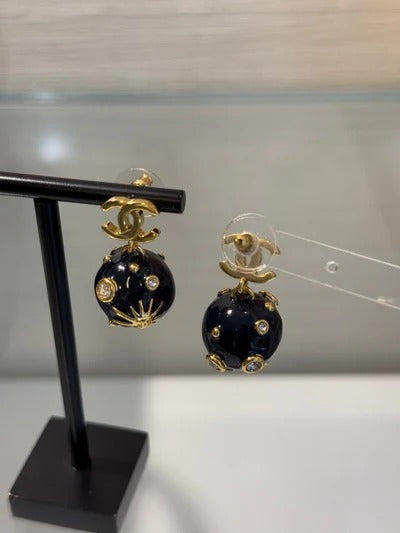 Boucles d'oreilles Chanel 2026 en émail bleu profond, sphère, strass, étoile, double C, univers, planète