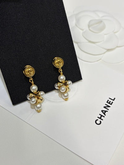 Boucles d'oreilles Chanel 2026 en argent, double C et fleurs de perles