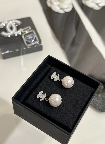 Boucles d'oreilles pendantes Chanel 2026 double C entièrement serties de diamants et de perles