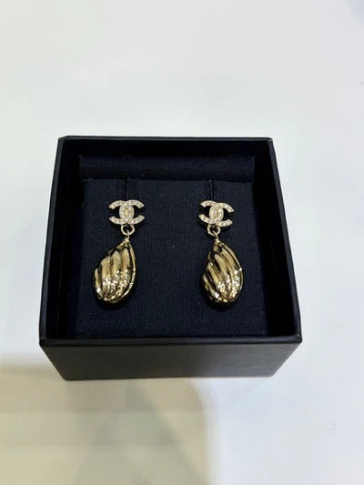 Boucles d'oreilles Chanel 2026 en or, entièrement pavées de diamants, double C, trèfle porte-bonheur et cristaux